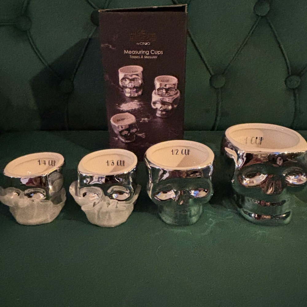 Brand new in Box The Bakehouse by Ciroa SKULL Measuring Cups